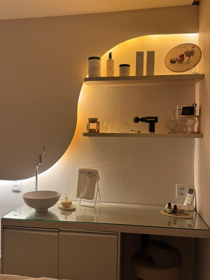 Detalhe dos produtos e da iluminação da Nahi Clinic Spa
